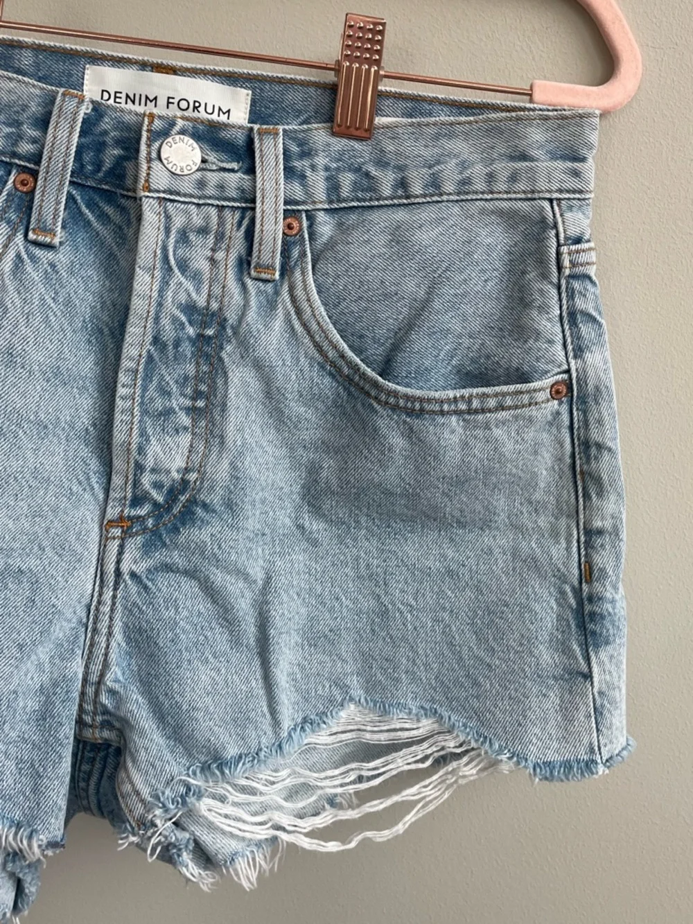 Aritzia Denim Forum The ‘90s Vintage Cut-Off Short 2” Light Wash Denim Shorts